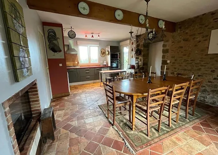 Maison Familiale, 15 Pers, 7 Chambres, Piscine, Deco Soignee * Bais (Mayenne)