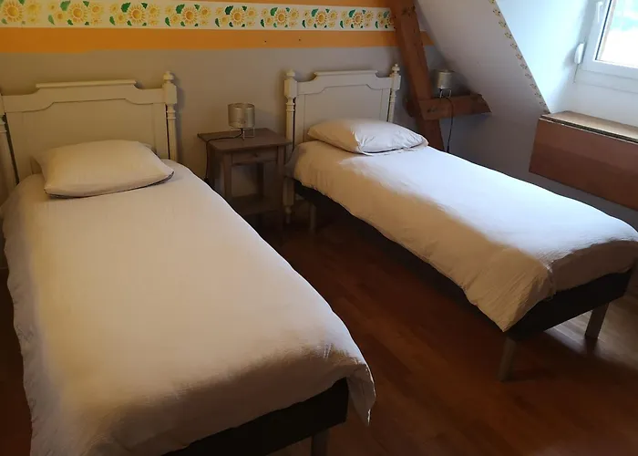 Semesterbostad Maison Familiale, 15 Pers, 7 Chambres, Piscine, Deco Soignee Bais (Mayenne)